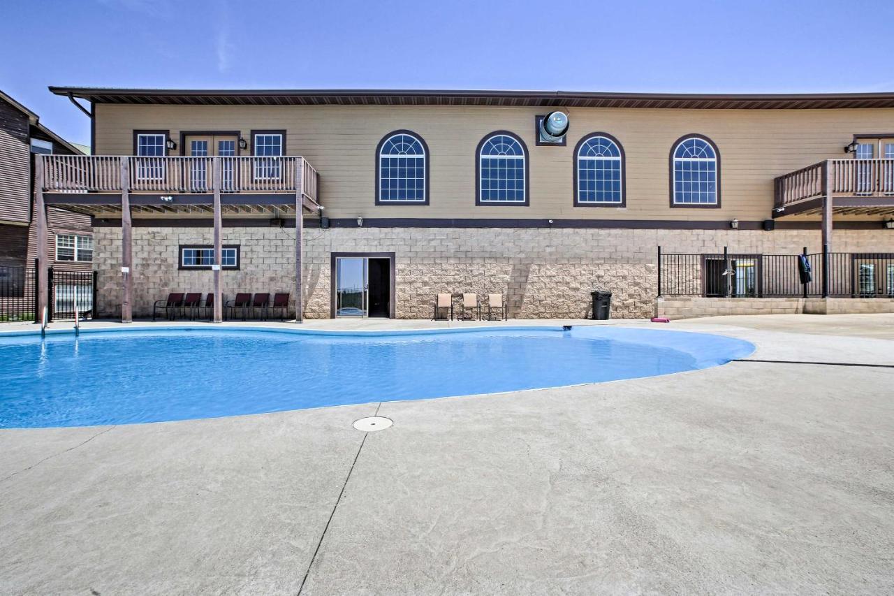 شقة Luxe Branson Retreat With Mtn Views And Pool Access! المظهر الخارجي الصورة