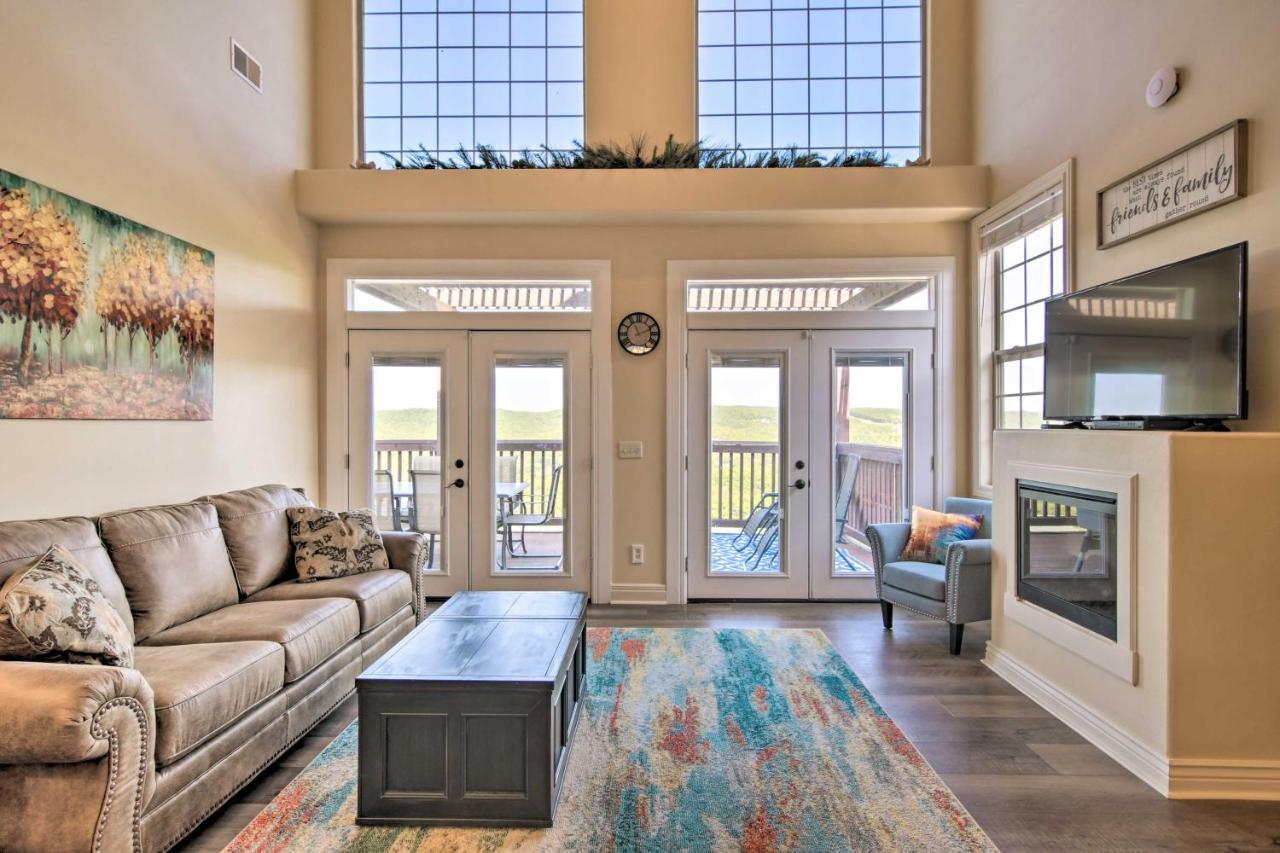شقة Luxe Branson Retreat With Mtn Views And Pool Access! المظهر الخارجي الصورة