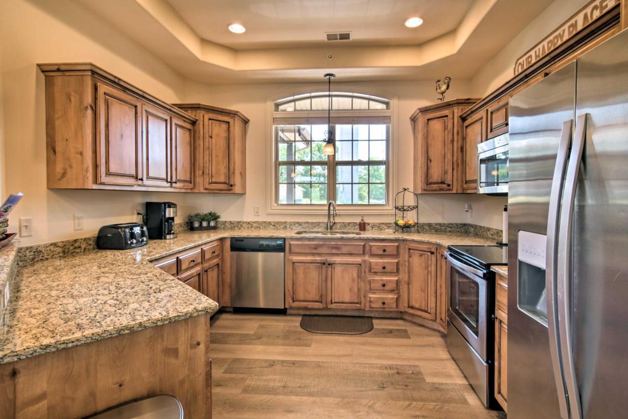 شقة Luxe Branson Retreat With Mtn Views And Pool Access! المظهر الخارجي الصورة