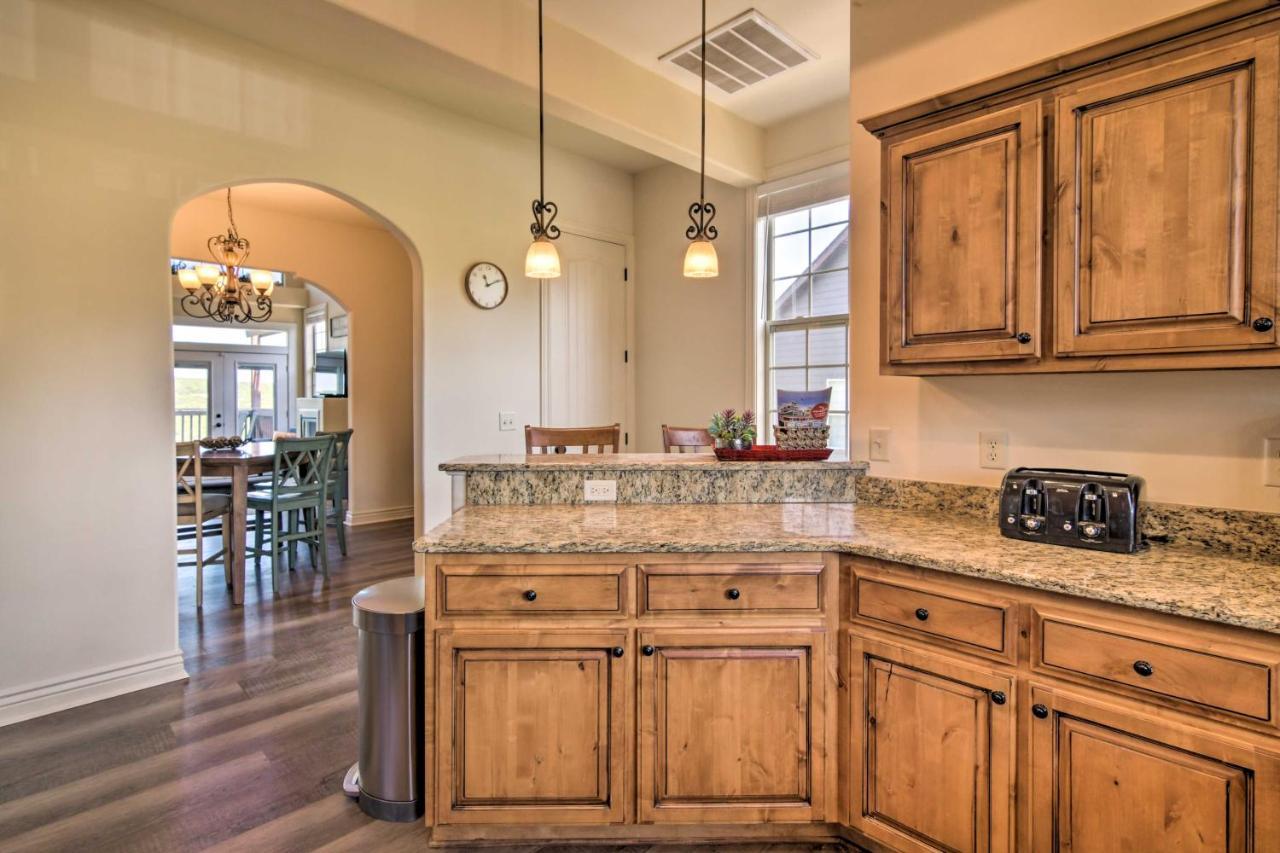 شقة Luxe Branson Retreat With Mtn Views And Pool Access! المظهر الخارجي الصورة