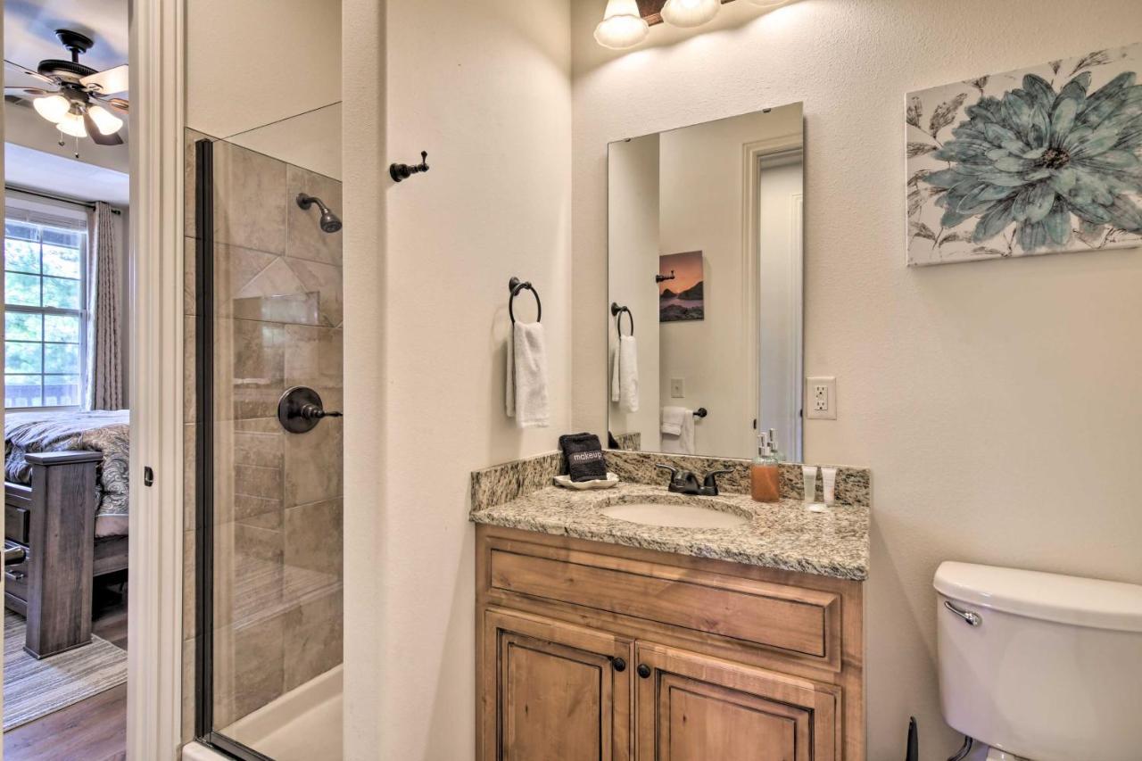 شقة Luxe Branson Retreat With Mtn Views And Pool Access! المظهر الخارجي الصورة